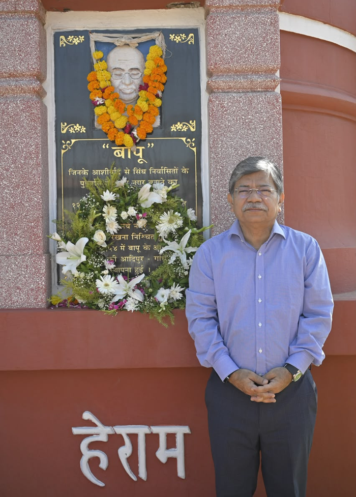 DPA Chairman pays floral tribute to Mahatma Gandhi
